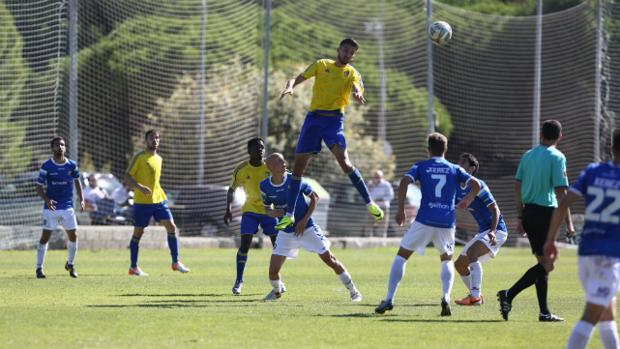 Cádiz CF B-Estrella San Agustín: más que tres puntos para acelerar hacia Tercera