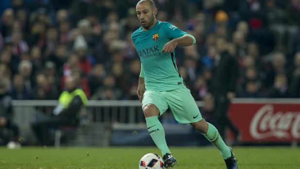 Javier Mascherano conduce el balón durante el partido que el Barcelona disputó ante el Atlético