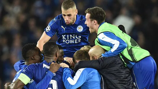 Los jugadores del Leicester celebran el pase a cuartos tras eliminar al Sevilla