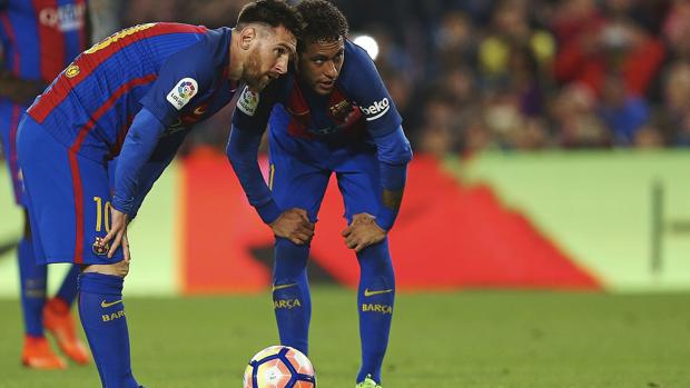 Leo Messi y Neymar valoran cómo lanzar una falta