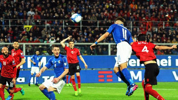 Italia gana con solidez a Albania