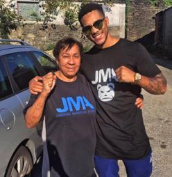 Jonathan «Maravilla» Alonso, junto a su abuela