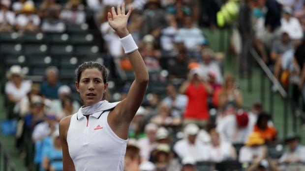 El calor puede con Garbiñe Muguruza