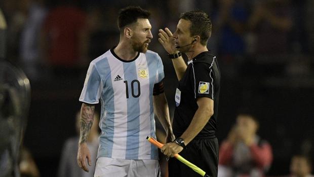 Leo Messi se dirige al árbitro durante el Argentina-Chile