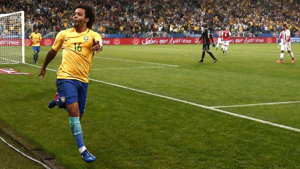Marcelo celebra su gol con Brasil