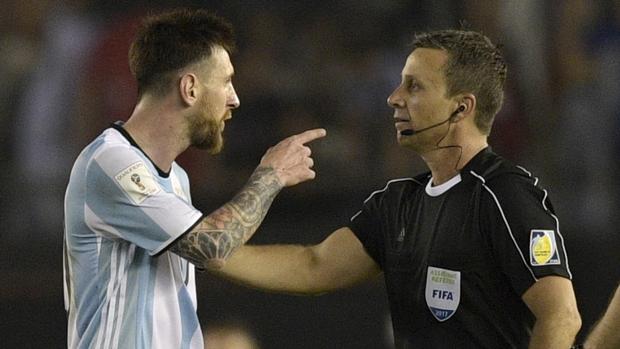 Messi discute con el equipo arbitral tras el Argentina-Chile