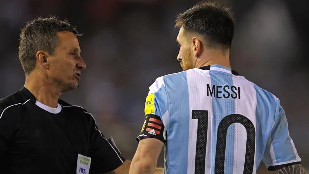 Leo Messi se dirige al árbitro durante el partido entre Argentina y Chile