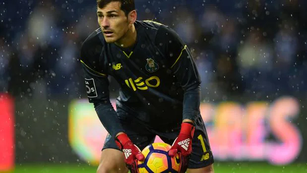 Casillas manda callar al Benfica con tres antológicas paradas
