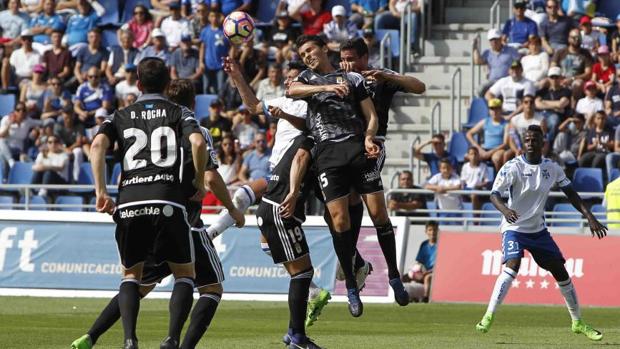 El Tenerife gana con un controvertido penalti