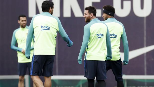 Messi, Neymar y Suárez bromean durante el último entrenamiento