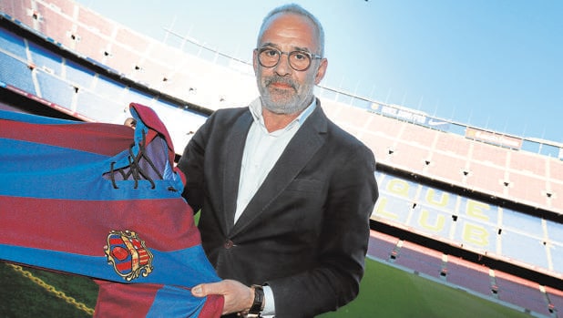 Julio Alberto posa en el Camp Nou con una camiseta antigua del Barcelona
