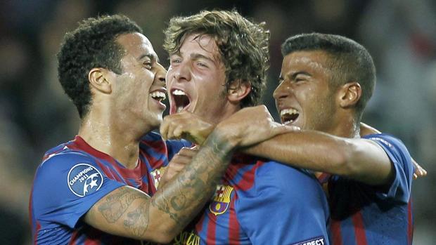 Thiago y R994finha celebran un gol de Sergi Roberto ante el BATE Borisov en la Champions 2011-12