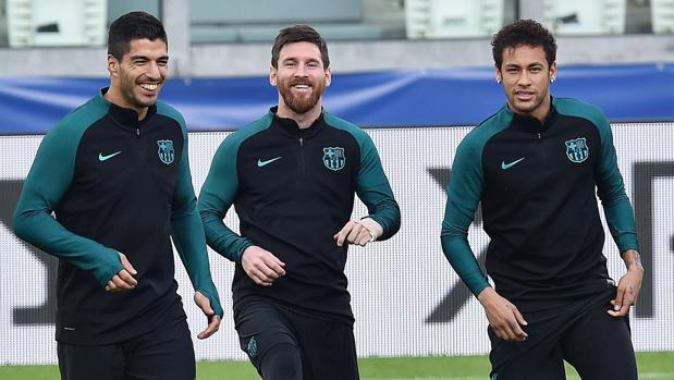 Neymar, Messi y Luis Suárez se ejercitan sobre el campo de la Juventus