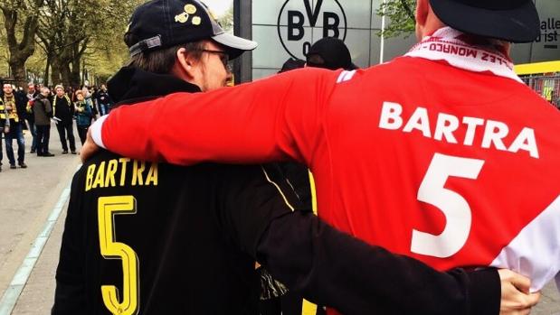 Los seguidores del Borussia Dortmund y del Mónaco, con la camiseta de Bartra