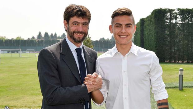 Andrea Agnelli, presidente de la Junvetus, junto a Paulo Dybala