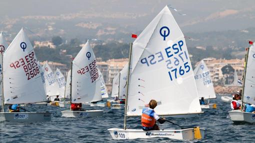 María Perelló lidera la Copa de España de Optimist