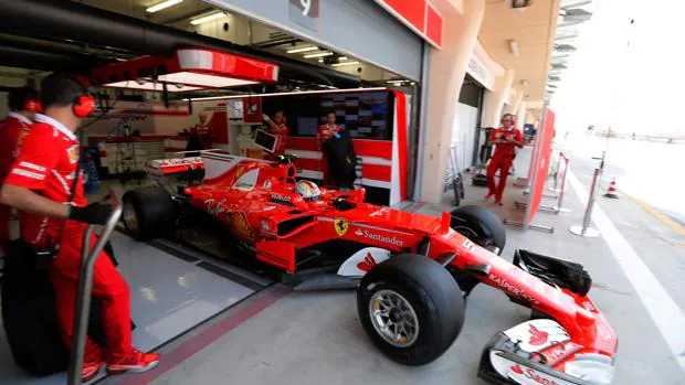 El Ferrari de Vettel, saliendo del garaje