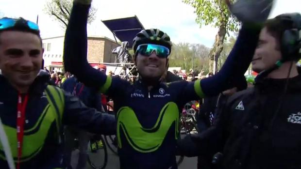 Alejandro Valverde, en el podio, celebra su quinta Flecha Valona