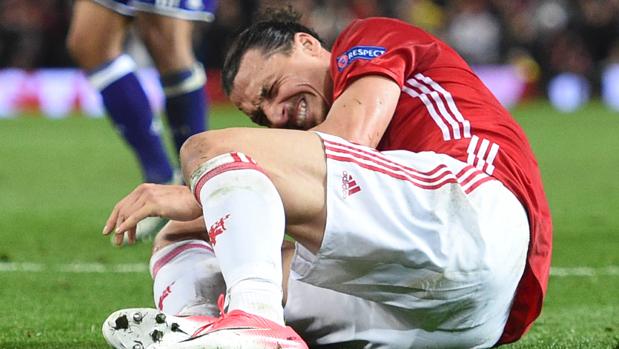 Zlatan Ibrahimovic, tras caer lesionado ante el Anderlecht