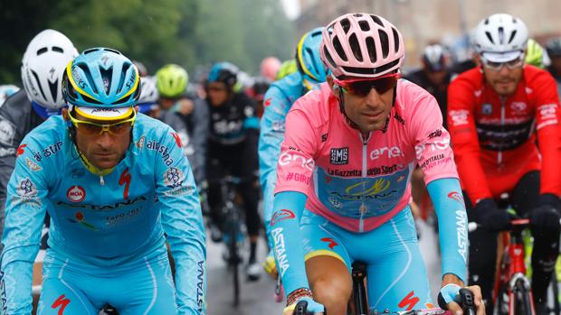 Scarponi junto a Nibali en un Giro de Italia