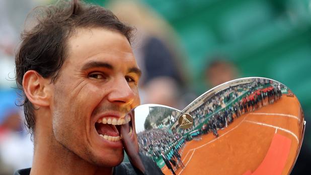 Rafael Nadal muerde el trofeo de Montecarlo después de vencer a Ramos