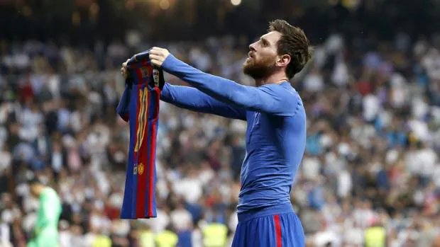 Messi muestra su camiseta al Bernabéu tras marcar el gol de la victoria nte el Real Madrid