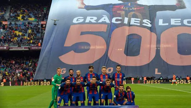 El Camp Nou desplegó una gran pancarta para celebrar los 500 goles de Messi con el Barcelona