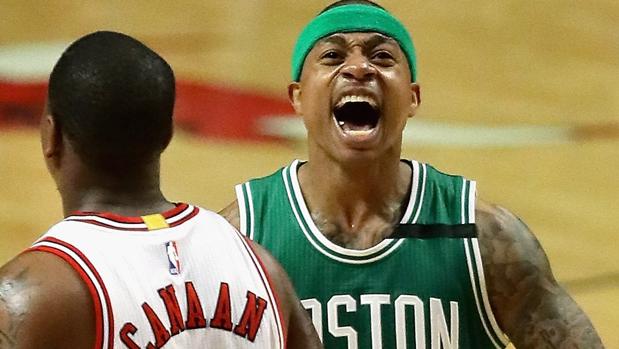Isaiah Thomas celebra una canasta de los Celtics