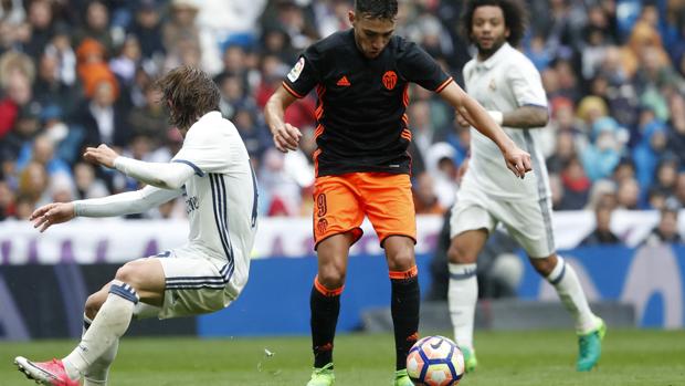 Munir e disputa un balo a Modric ante la mirada de Marcelo durante un artido entre el Valencia y el Madrid