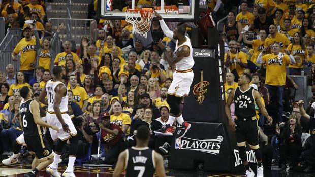 LeBron James machaca el aro en el partido ante los Raptors