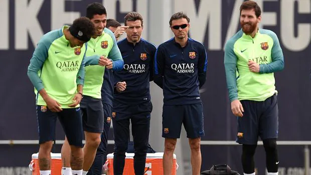 Luis Enrique y Unzué observan cómo bromean Messi, Suárez y Neymar entre ellos durante el entrenamiento