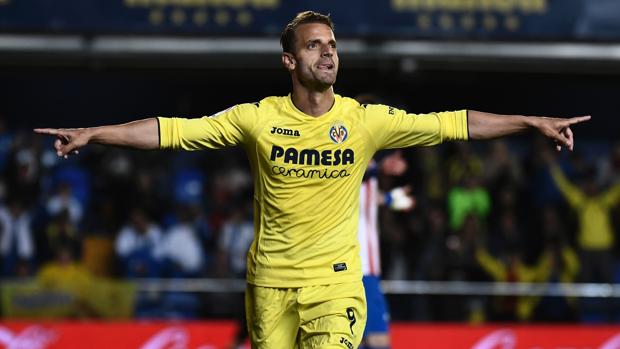 Roberto Soldado celebra el gol que le marco al Sporting de Gijón