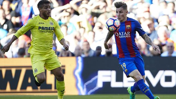 Lucas Digne intenta controlar un balón ante Dos Santos durante el partido entre el Barcelona y el Villarreal