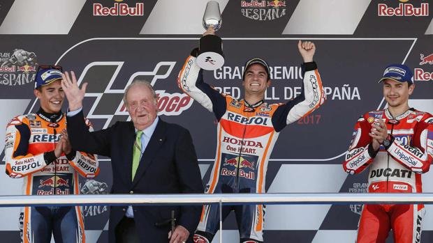 El Rey Emérito Don Juan Carlos I entregó el catavino a Pedrosa, en el podio con Márquez y Lorenzo