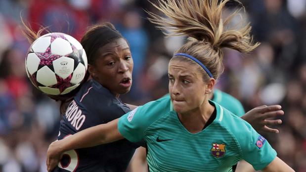 Alexia Putellas disputa un balón durante el último encuentro entre el Barcelona y el PSG