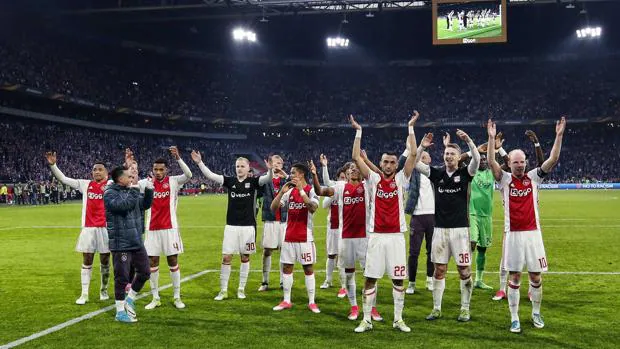 Los jugadores del Ajax celebran su victoria ante el Olympique Lyon en la ida de semifinales de Europa League
