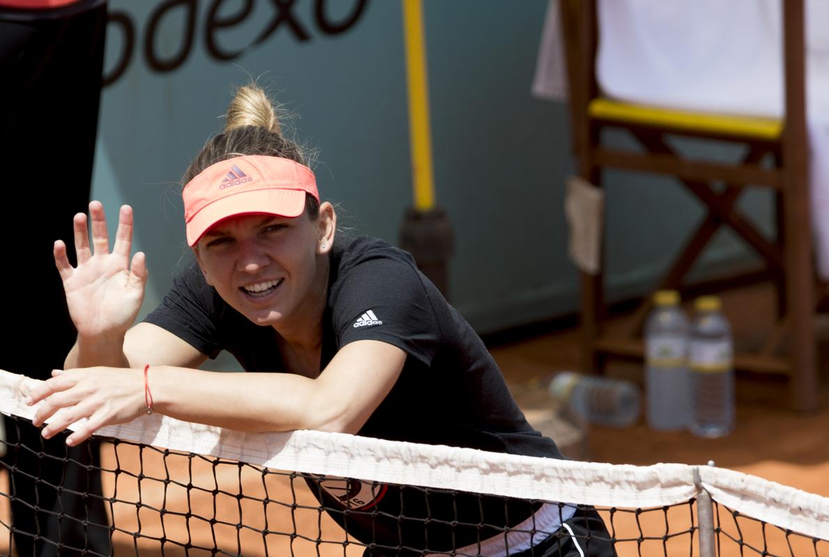 Simona Halep durante el calentamiento previo al partido de ayer