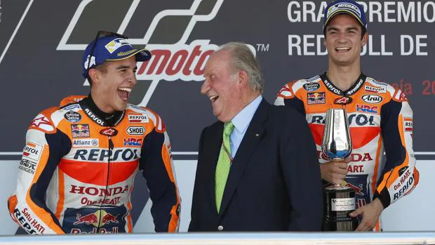 Márquez y Pedrosa, en el podio del Gran Premio de España con Don Juan Carlos