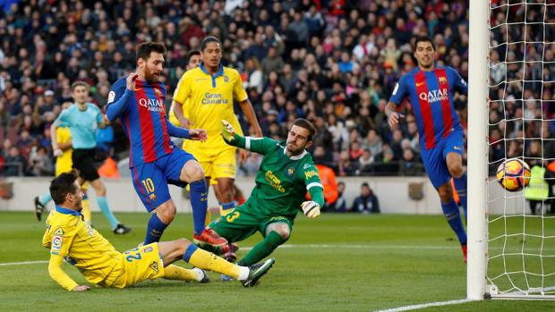 Messi bate a Javi Varas en el partiddo que el Barcelona disputó ante Las Palmas en el Camp Nou