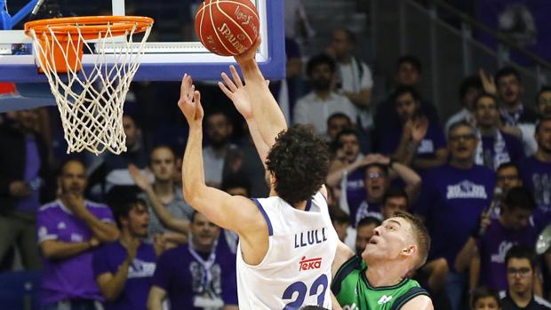 Sergio Llull (i) lucha el balón con el polaco Tomasz Gielo (d), del Divina Joventut