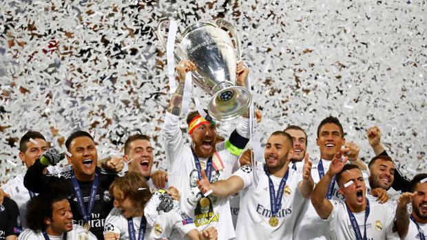 Sergio Ramos levanta el trofeo de campeón de la Champions el año pasado, en Milán