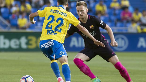 Rakitic y Helder Lopes durante el partido entre el Barcelona y Las Palmas