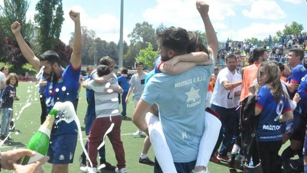 Los jugadores del Móstoles URJC jugarán su primer playoff de ascenso a Segunda B