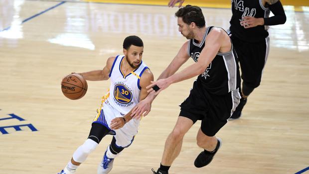 Stephen Curry, ante Pau Gasol, en el segundo partido de la final del Oeste