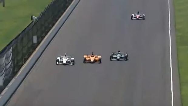 Así disfruta Alonso de la Indy: doble adelantamiento a Castroneves y Montoya