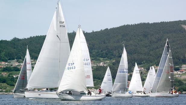 Mandan las rías de Pontevedra y Muros tras la primera jornada de la Regata Guardiamarina