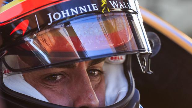 Alonso, en el interior de su coche de IndyCar
