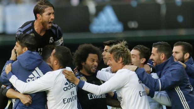 Los jugadores del Real Madrid celebran uno de los goles anotados en Vigo ante el Celta