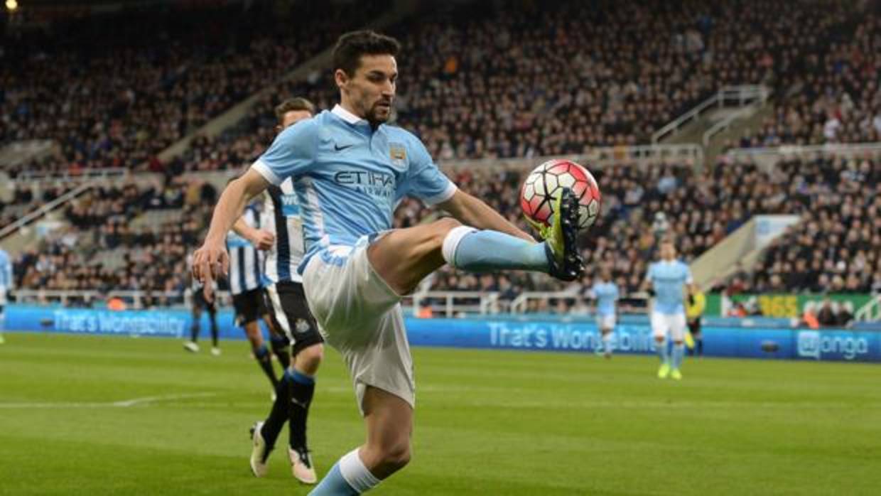 Navas controla un balón durante un partido de la Premier.