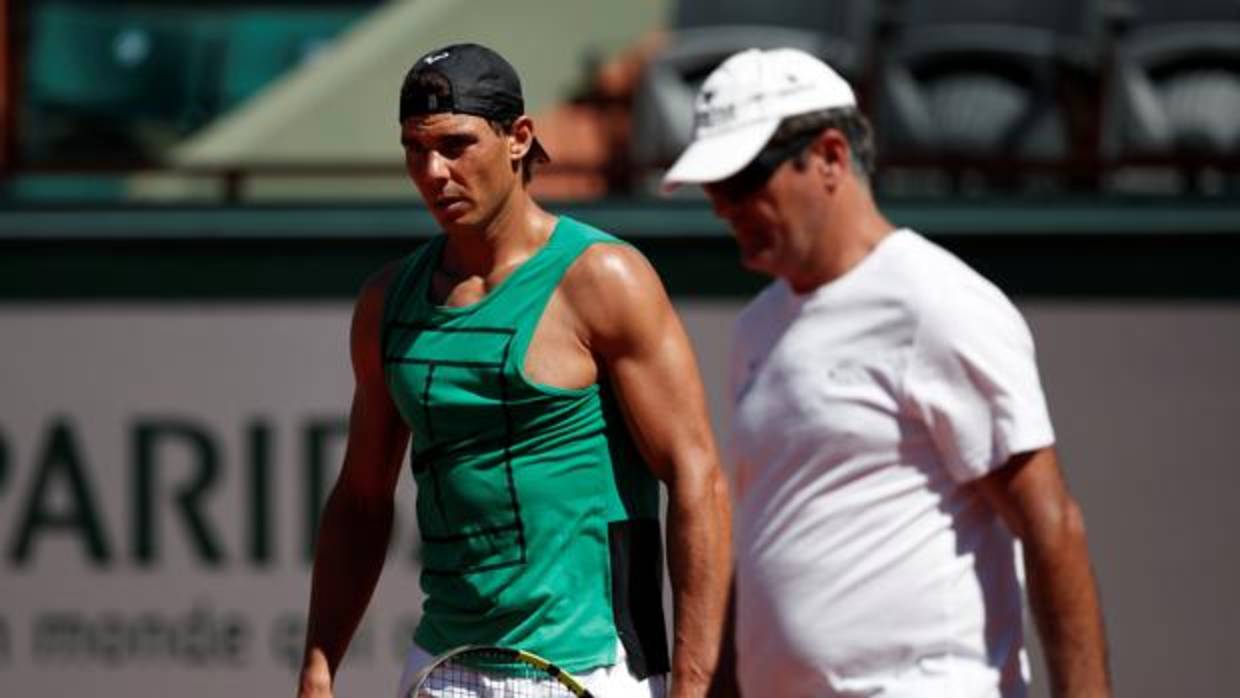 Rafa Nadal y su tío Toni en un entrenamiento.